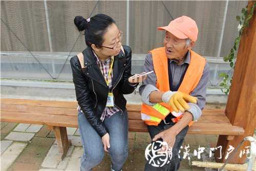 游虹彩 訪游客 門戶君傳遞正能量！