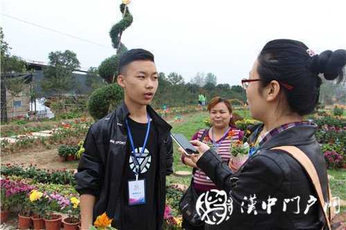 游虹彩 訪游客 門戶君傳遞正能量！