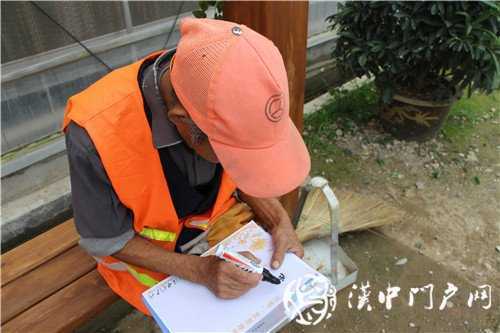 游虹彩 訪游客 門戶君傳遞正能量！