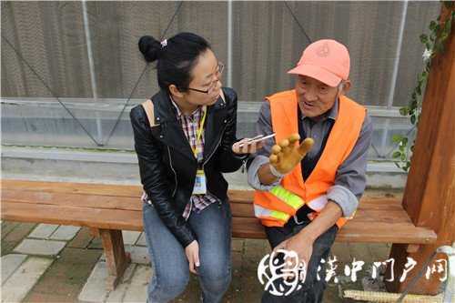 游虹彩 訪游客 門戶君傳遞正能量！