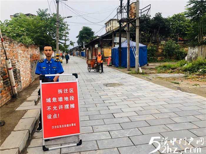 漢臺(tái)區(qū)東關(guān)街道辦事處部門聯(lián)動(dòng)清理危房待拆區(qū)攤點(diǎn)，消除安全隱患