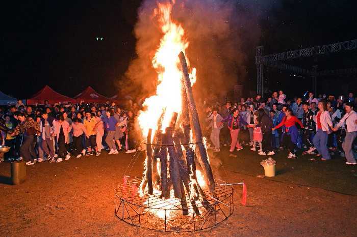 城固縣2023首屆帳篷音樂(lè)節(jié)暨夏季旅游攻略推介活動(dòng)拉開(kāi)帷幕