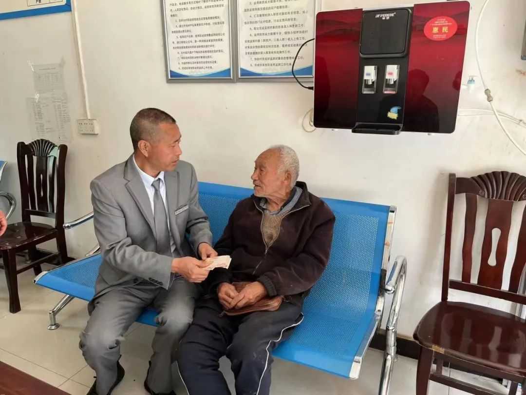 漢中一營(yíng)業(yè)員撿到6900元現(xiàn)金，驅(qū)車歸還！