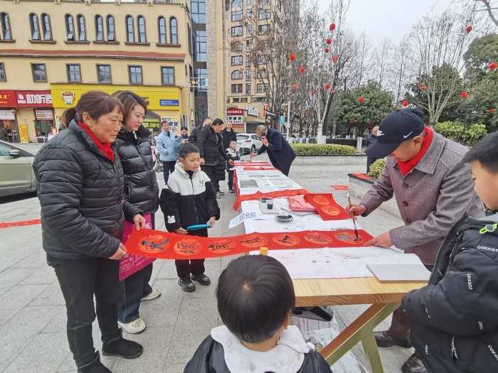 城固：“送春聯(lián)、送祝?！被顒?dòng)在縣樂(lè)城公園舉行