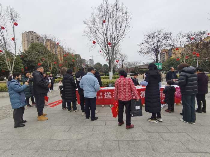 城固：“送春聯(lián)、送祝?！被顒?dòng)在縣樂(lè)城公園舉行