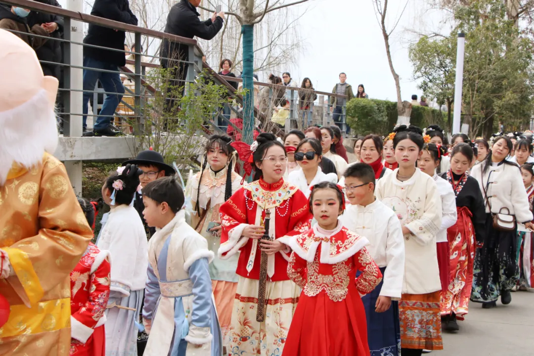 我們的節(jié)日·歡樂(lè)中國(guó)年丨西鄉(xiāng)：漢服巡游！太！驚！艷！