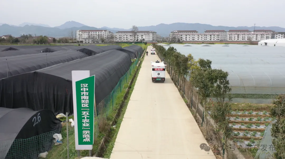 漢中田間地頭出現(xiàn)無人運輸車