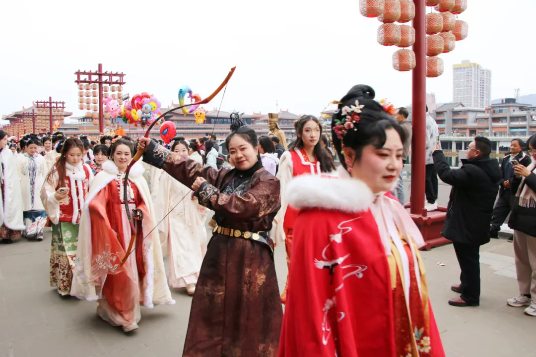 我們的節(jié)日·歡樂(lè)中國(guó)年丨西鄉(xiāng)：漢服巡游！太！驚！艷！