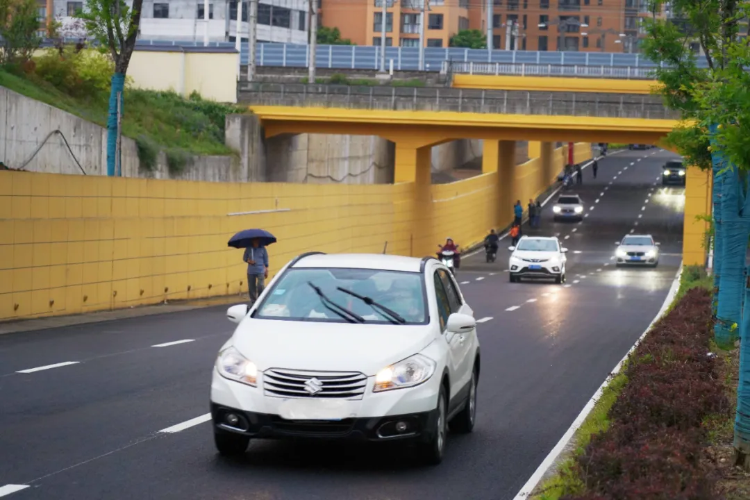 出行方便了！漢中興漢新區(qū)惠府路主車道通車！