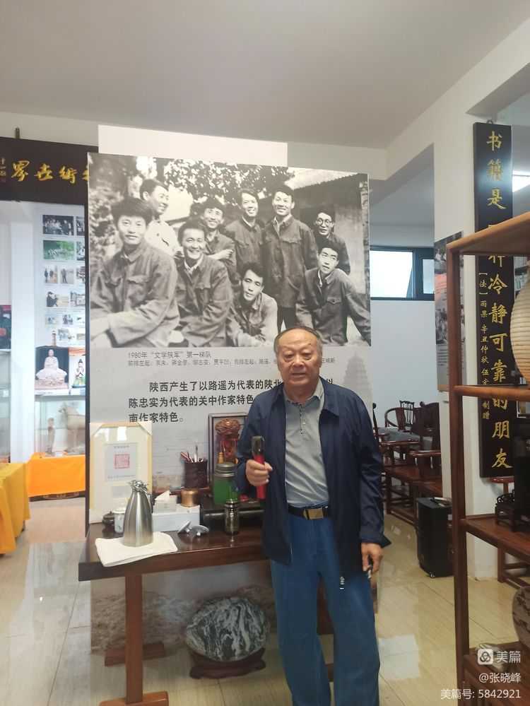 漢中老年大學(xué)詩詞學(xué)會參訪王蓬文學(xué)館紀實