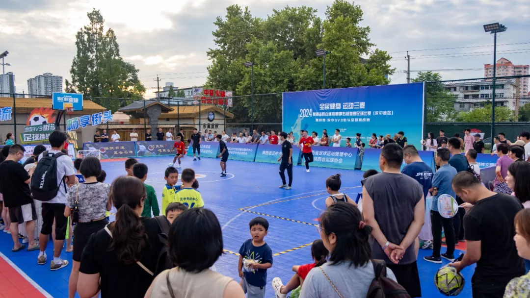 助力文明創(chuàng)建！漢中3V3街頭足球挑戰(zhàn)賽正式開賽 →