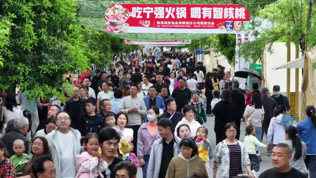 寧強(qiáng)縣第二屆羌族火鍋美食季啟幕！熱辣鮮香點(diǎn)燃漢江源→