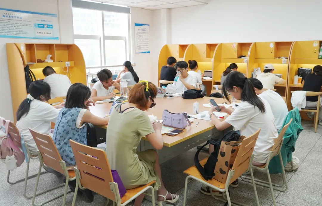 漢臺(tái)：納涼“充電”兩不誤 全民閱讀書香濃