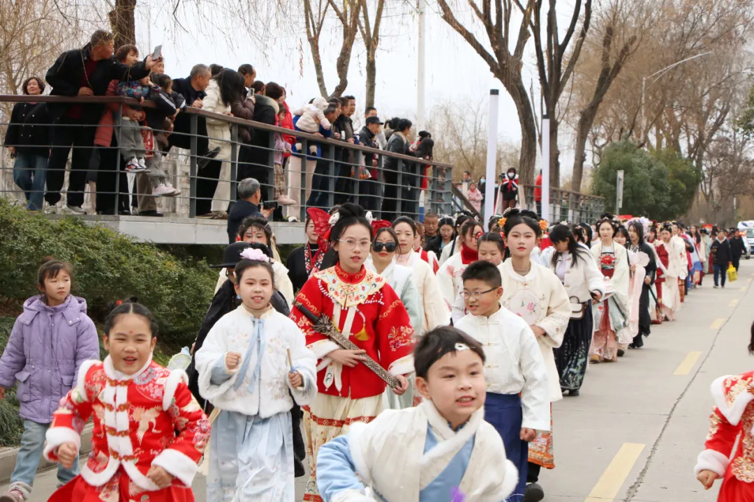 我們的節(jié)日·歡樂(lè)中國(guó)年丨西鄉(xiāng)：漢服巡游！太！驚！艷！