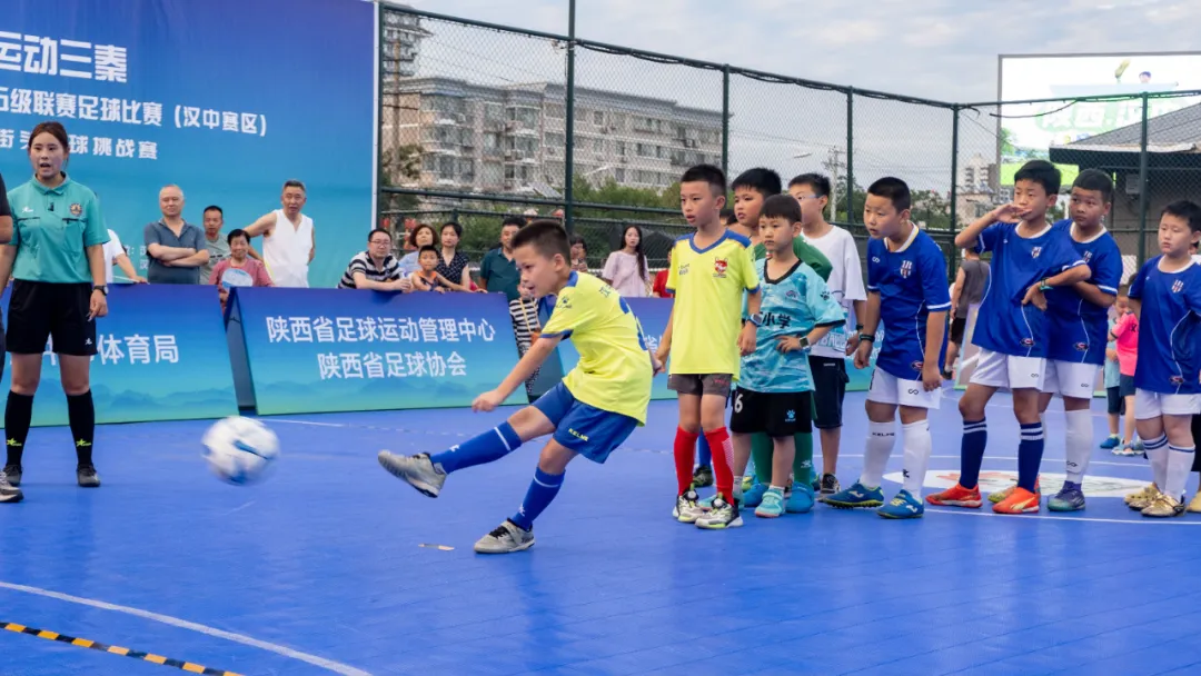 助力文明創(chuàng)建！漢中3V3街頭足球挑戰(zhàn)賽正式開賽 →