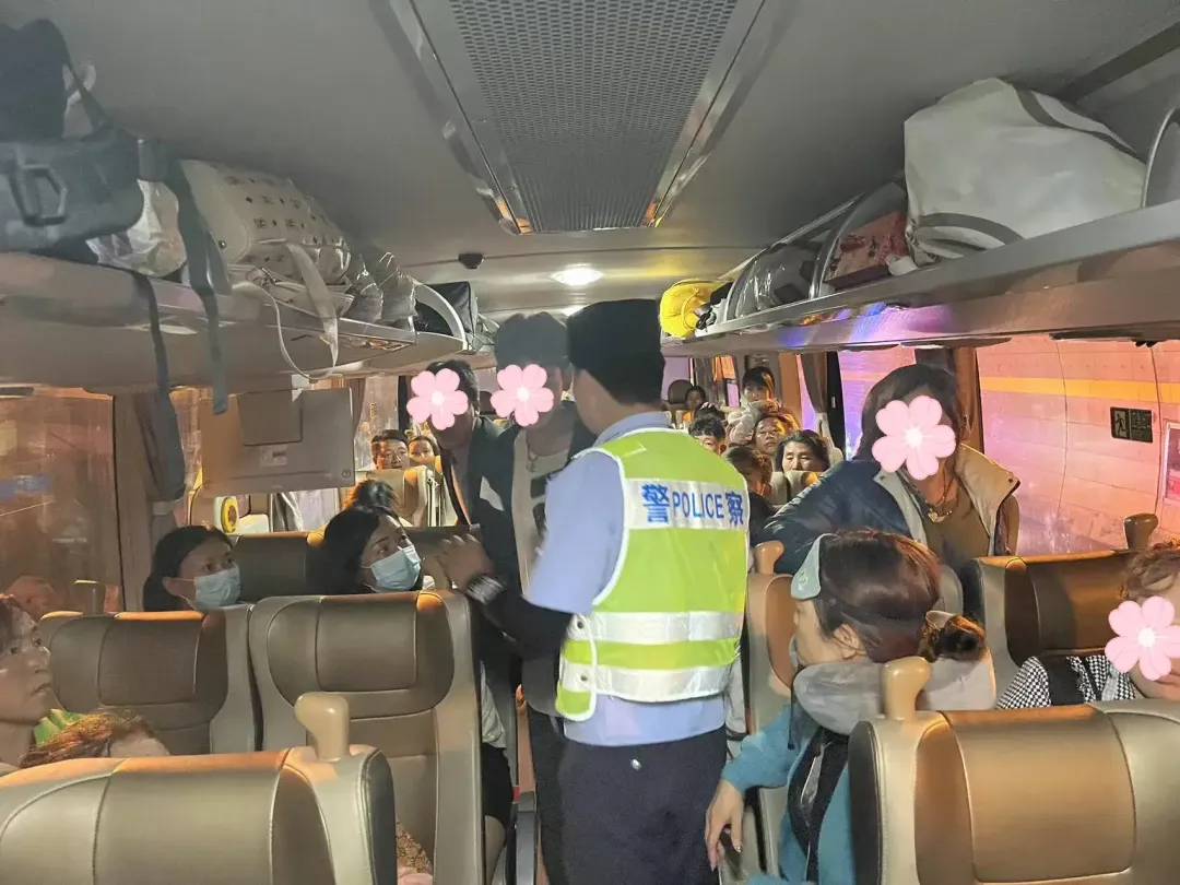 大巴車故障困高速，漢中交警救助暖人心！