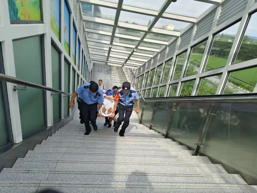 老人家中重傷急需出外救治！洋縣西站全力協(xié)調(diào)速達西安！