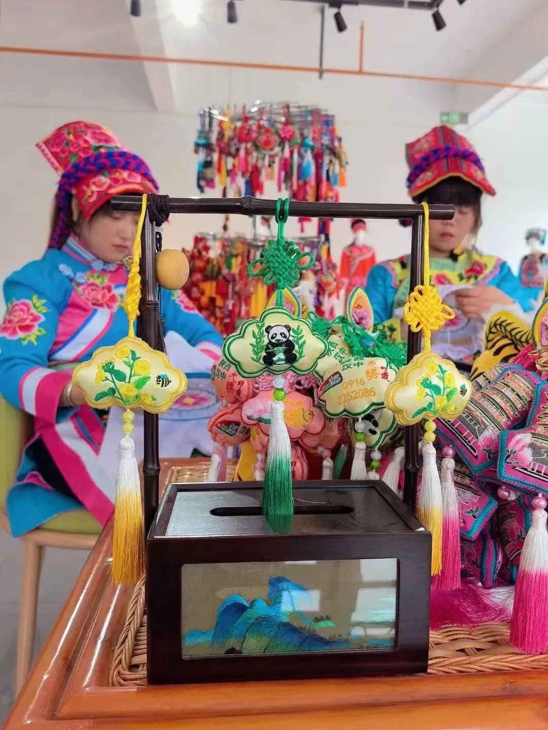 寧強羌族刺繡傳承人王小琴：云朵上“守藝”，讓非遺走出大山