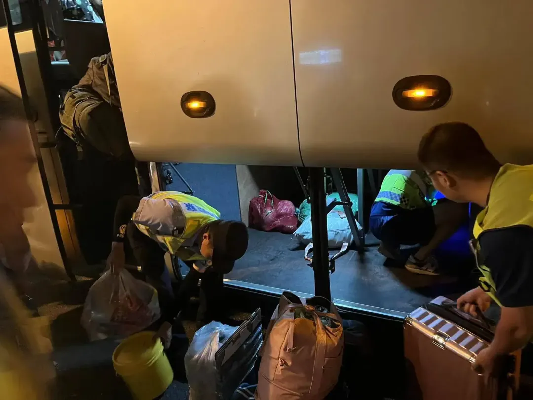 大巴車故障困高速，漢中交警救助暖人心！