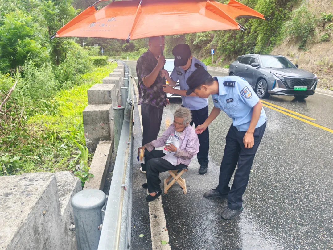 暖心救助！八旬老人雨中迷路，漢臺民警及時護(hù)送回家