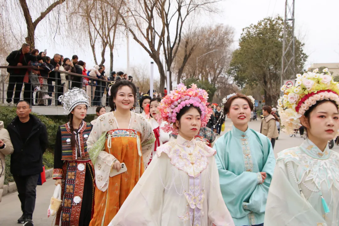 我們的節(jié)日·歡樂(lè)中國(guó)年丨西鄉(xiāng)：漢服巡游！太！驚！艷！