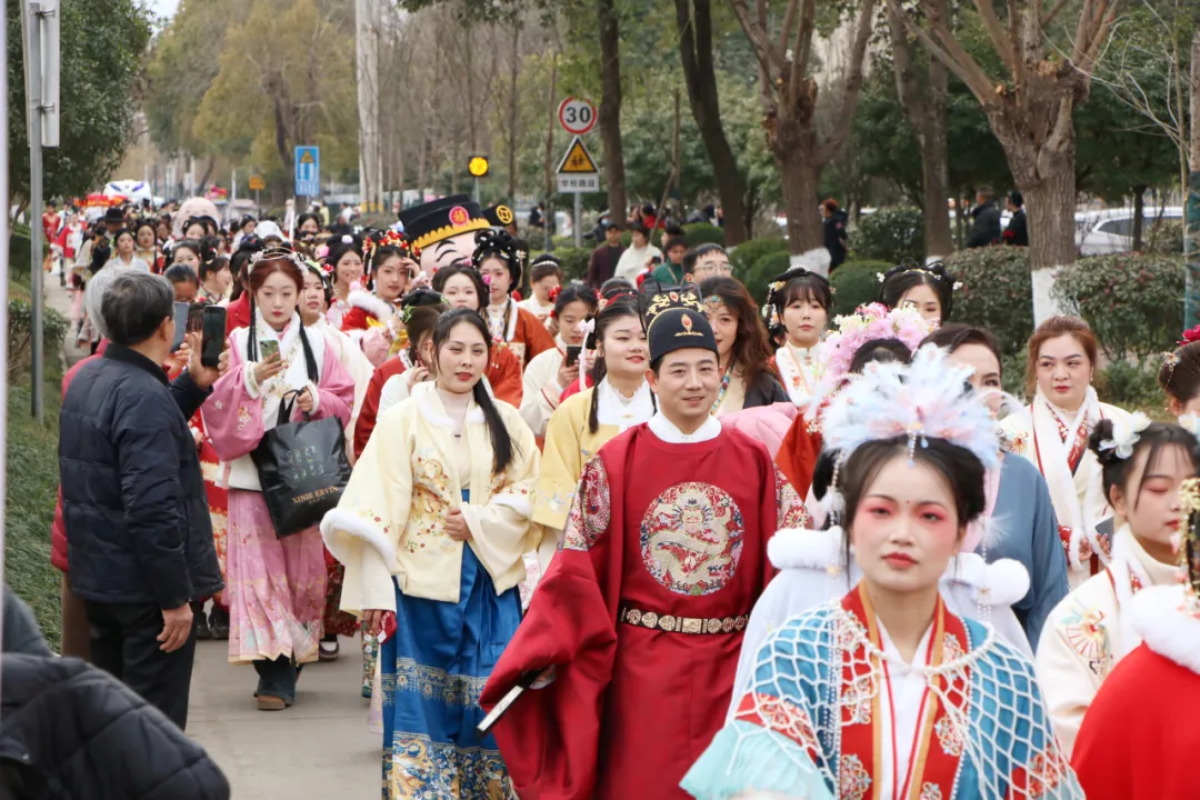 我們的節(jié)日·歡樂(lè)中國(guó)年丨西鄉(xiāng)：漢服巡游！太！驚！艷！