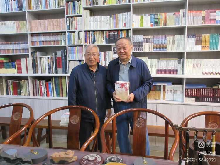 漢中老年大學(xué)詩詞學(xué)會參訪王蓬文學(xué)館紀實
