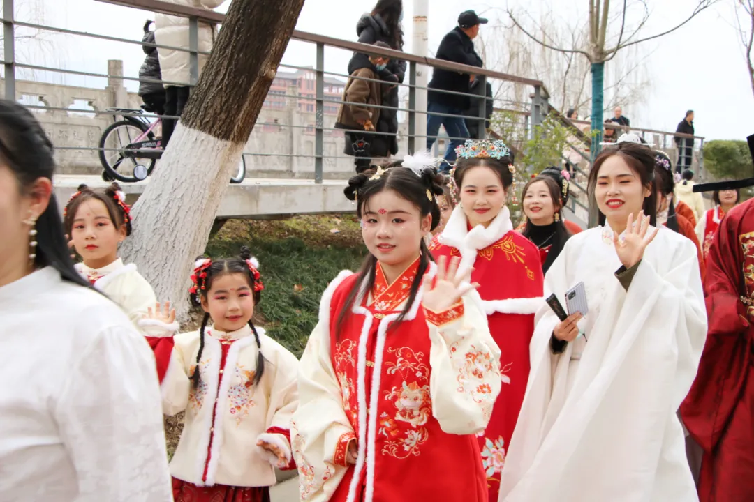 我們的節(jié)日·歡樂(lè)中國(guó)年丨西鄉(xiāng)：漢服巡游！太！驚！艷！