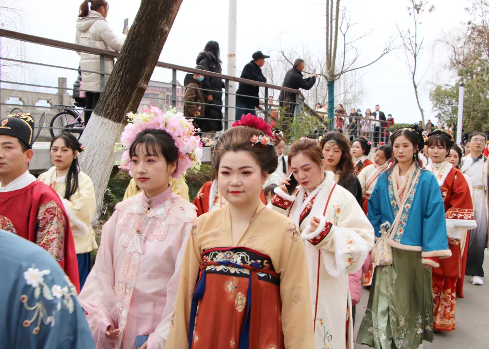 我們的節(jié)日·歡樂(lè)中國(guó)年丨西鄉(xiāng)：漢服巡游！太！驚！艷！