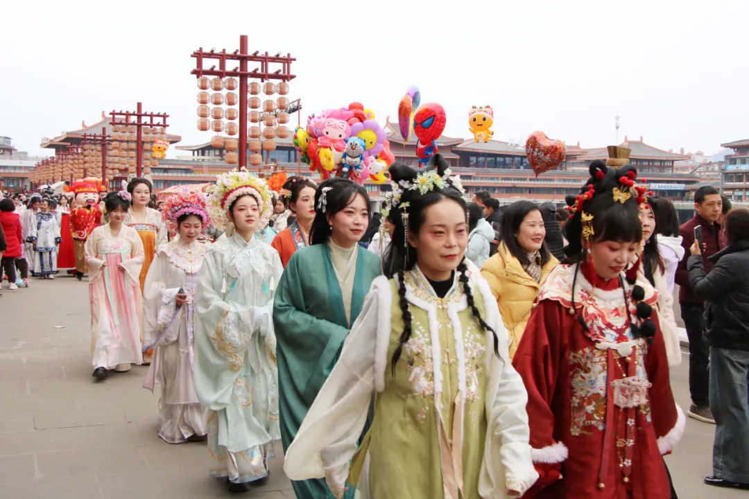 我們的節(jié)日·歡樂(lè)中國(guó)年丨西鄉(xiāng)：漢服巡游！太！驚！艷！