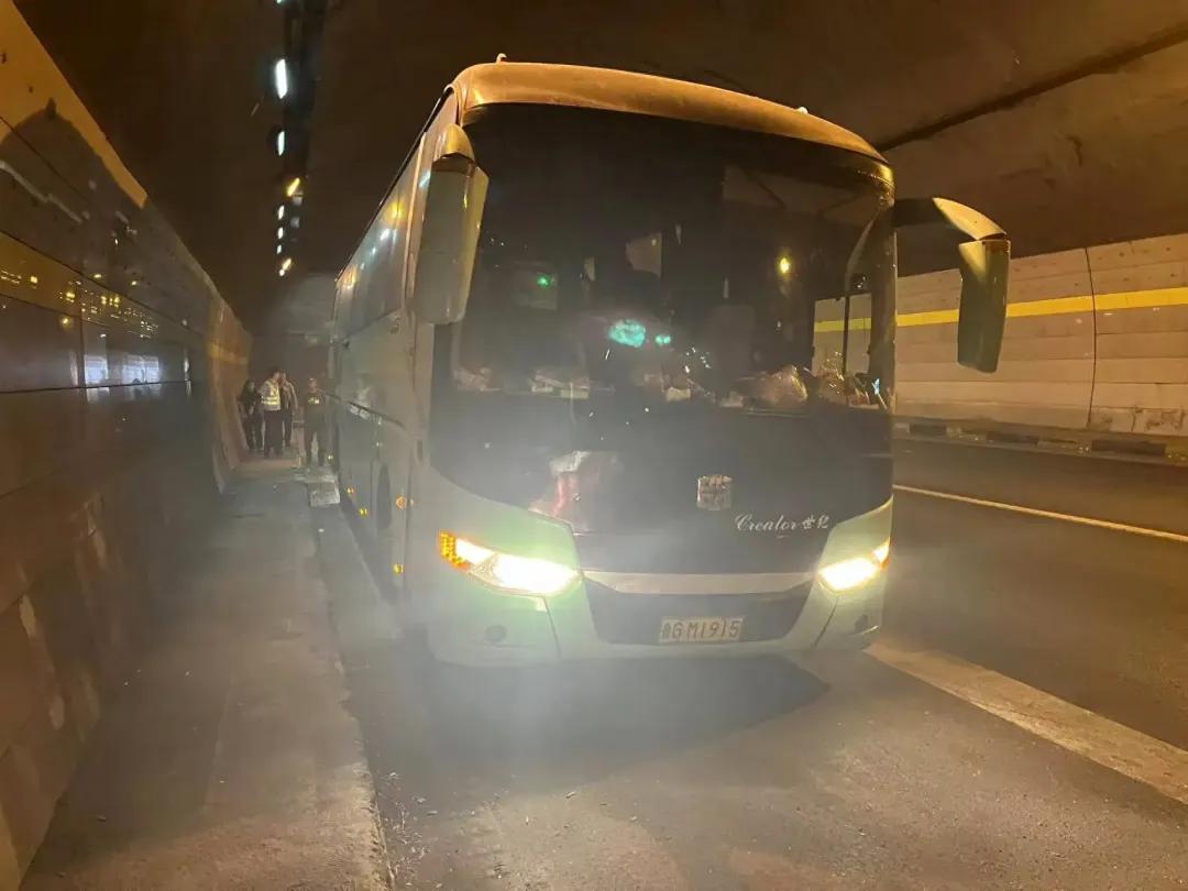 大巴車故障困高速，漢中交警救助暖人心！