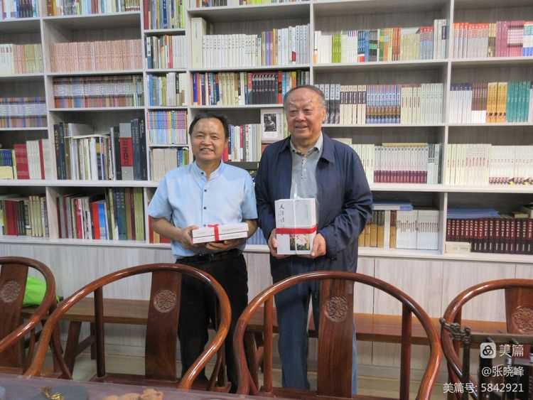 漢中老年大學(xué)詩詞學(xué)會參訪王蓬文學(xué)館紀實