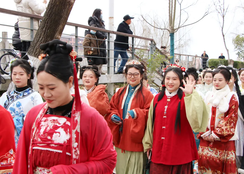 我們的節(jié)日·歡樂(lè)中國(guó)年丨西鄉(xiāng)：漢服巡游！太！驚！艷！