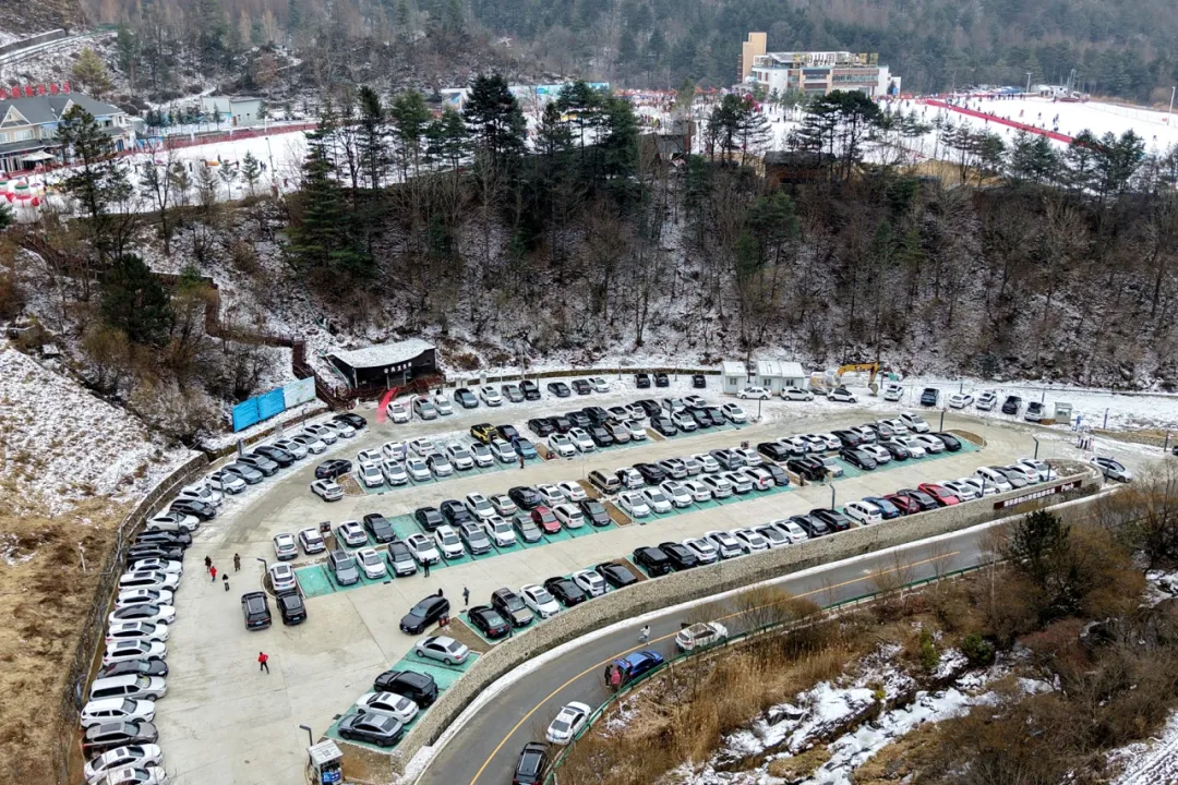 滑雪、戲雪、賞民俗！留壩景區(qū)“上才藝”
