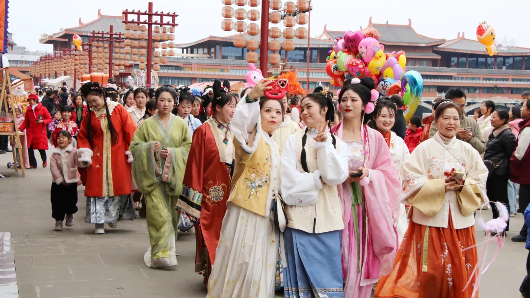 我們的節(jié)日·歡樂(lè)中國(guó)年丨西鄉(xiāng)：漢服巡游！太！驚！艷！