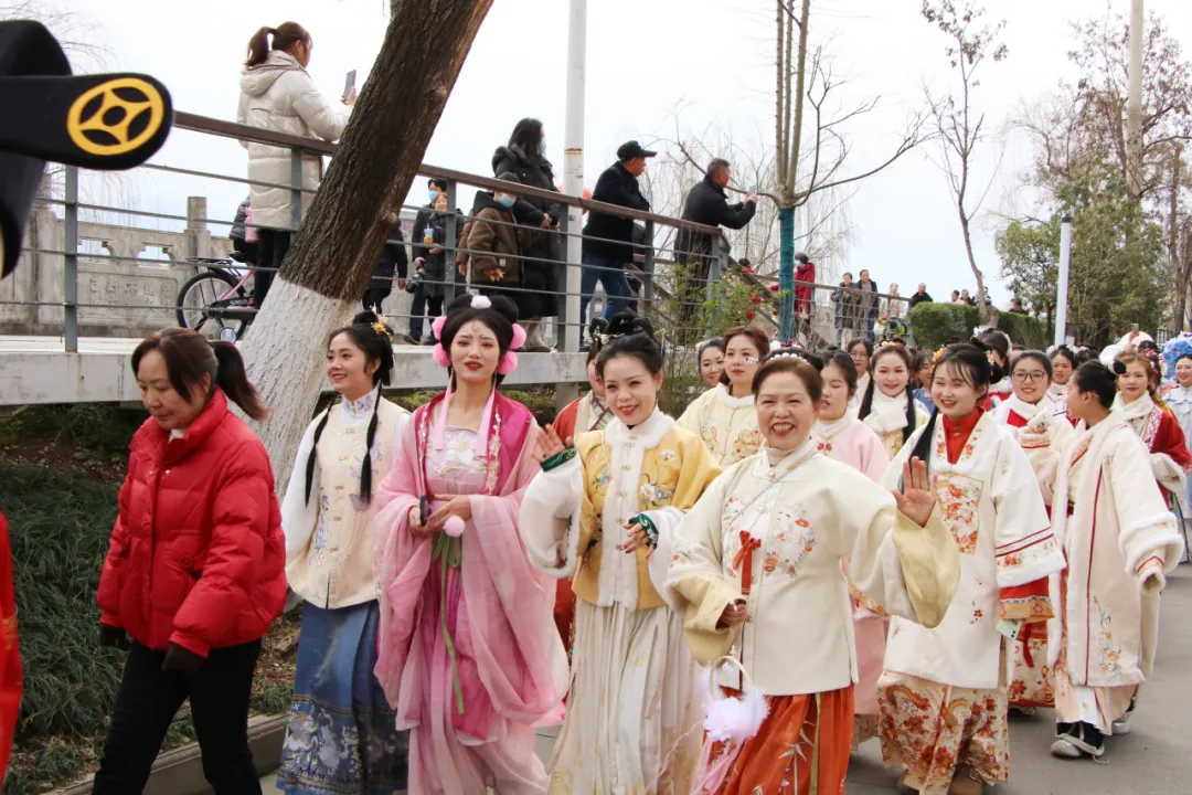 我們的節(jié)日·歡樂(lè)中國(guó)年丨西鄉(xiāng)：漢服巡游！太！驚！艷！