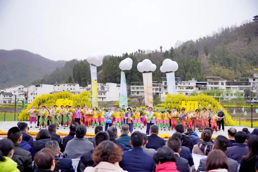 2025年全國春季“村晚”示范展示暨陜南民歌實景劇《風起巴山》首演圓滿落幕！