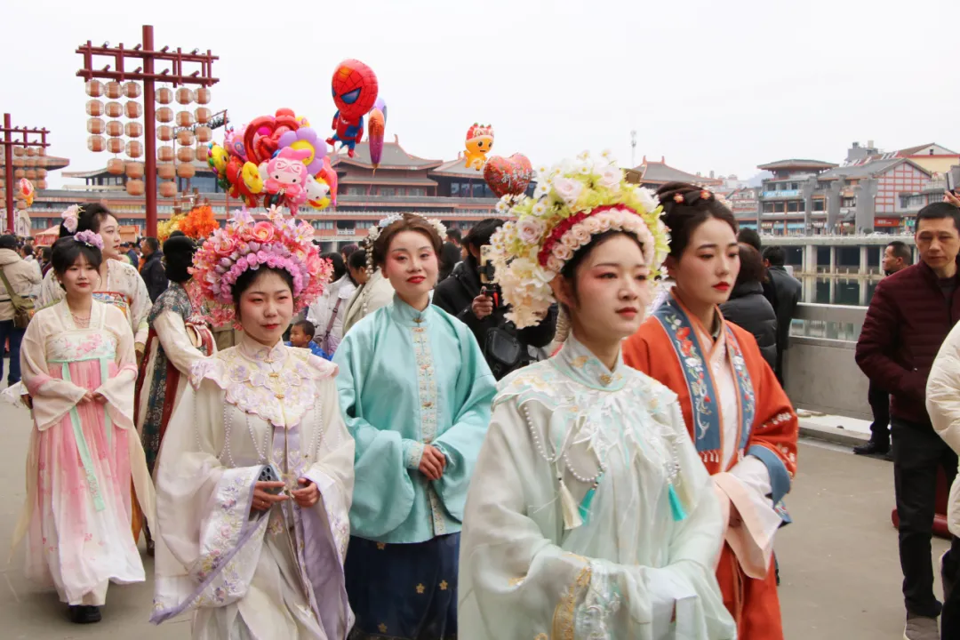 我們的節(jié)日·歡樂(lè)中國(guó)年丨西鄉(xiāng)：漢服巡游！太！驚！艷！