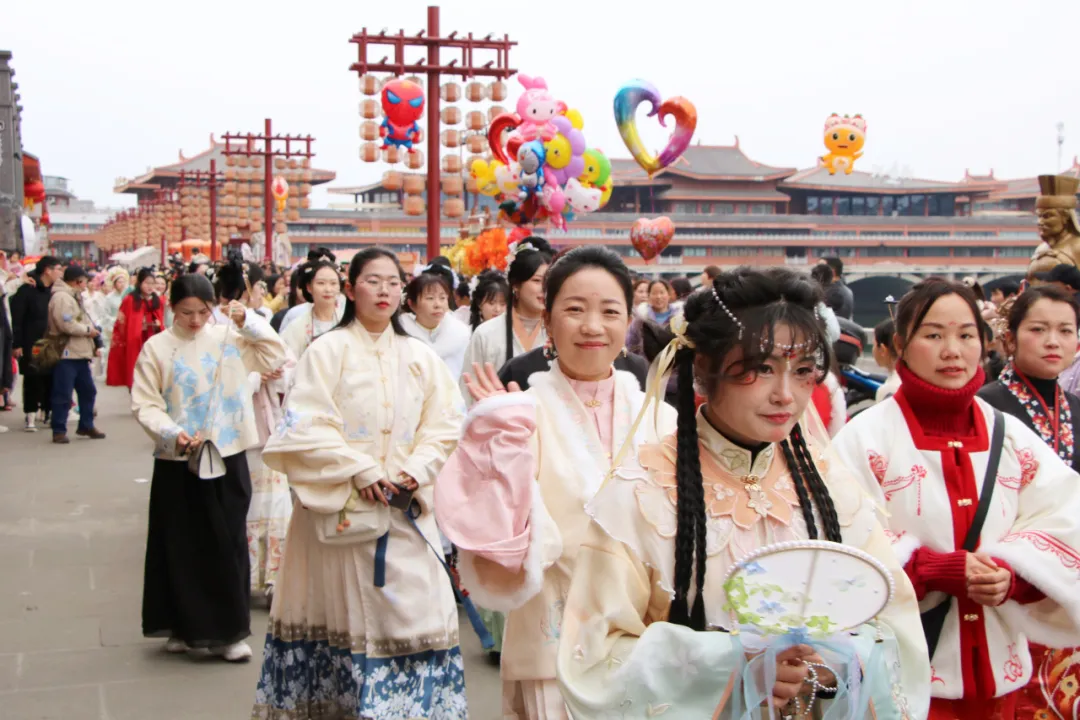 我們的節(jié)日·歡樂(lè)中國(guó)年丨西鄉(xiāng)：漢服巡游！太！驚！艷！