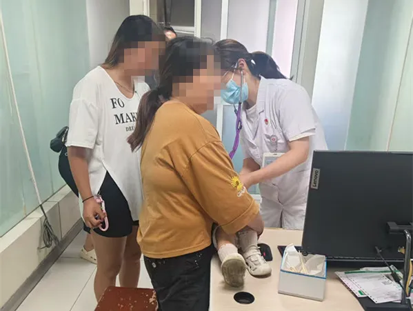 1歲小游客高燒驚厥，漢中警車緊急開道送醫(yī)!