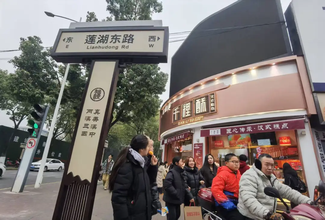 “上新活動(dòng)”進(jìn)行中！漢臺(tái)城市路名牌改頭換面