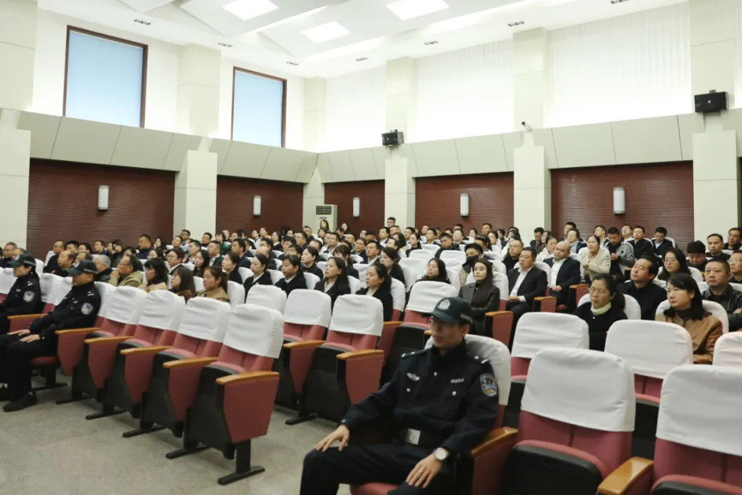 漢中一公職人員受賄公開受審，130余名干部職工到庭旁聽
