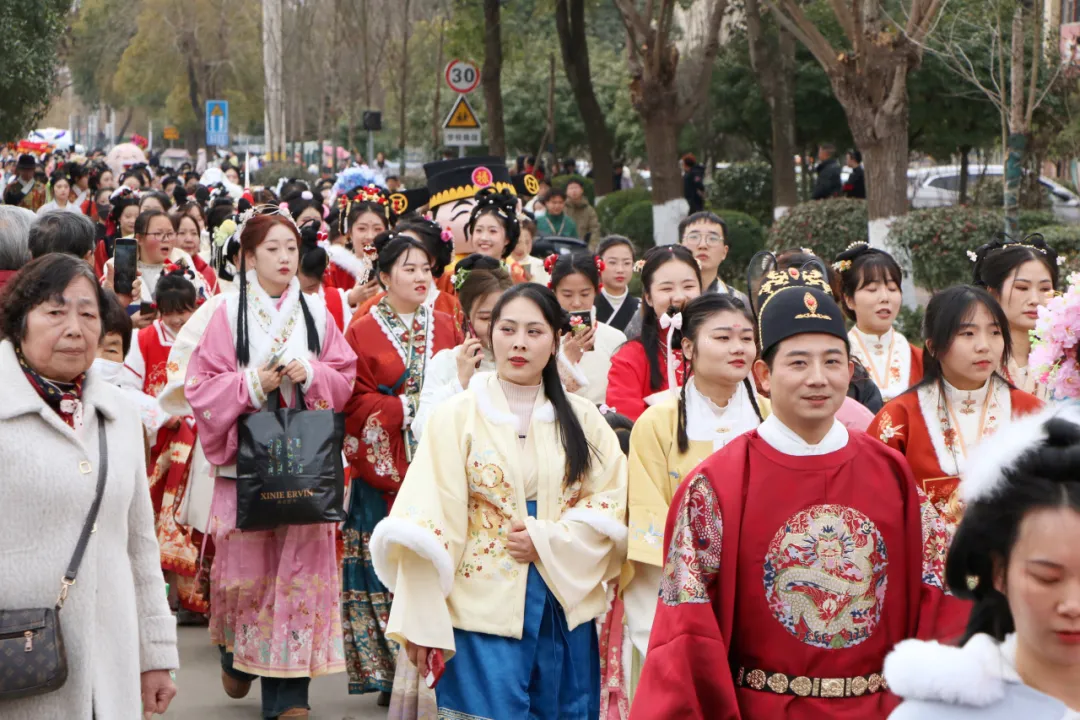 我們的節(jié)日·歡樂(lè)中國(guó)年丨西鄉(xiāng)：漢服巡游！太！驚！艷！