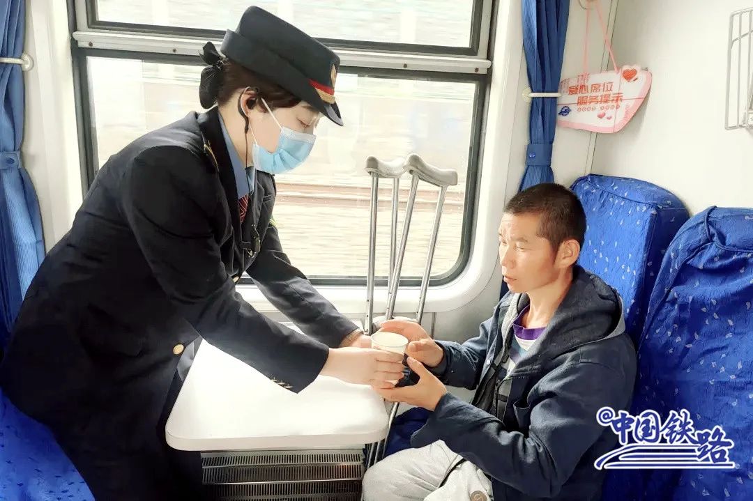 老鄉(xiāng)叫它“雙節(jié)棍”！這列經(jīng)過漢中的火車可能是中國最短的