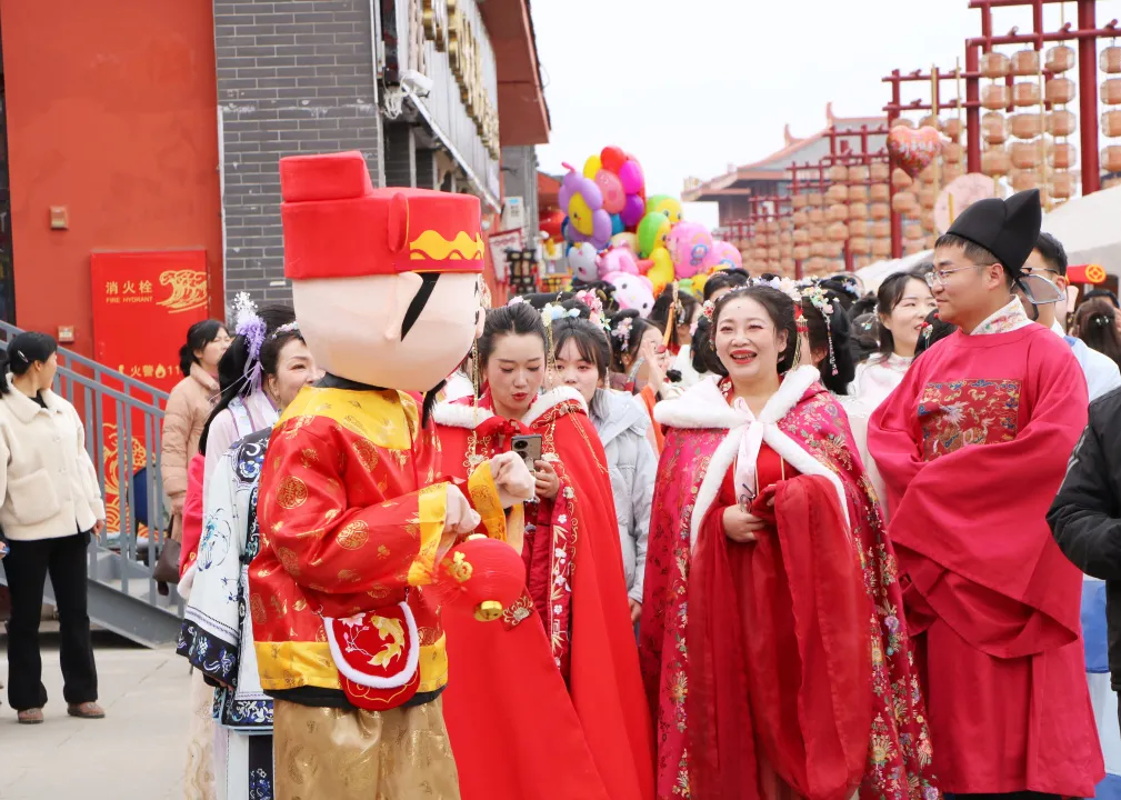 我們的節(jié)日·歡樂(lè)中國(guó)年丨西鄉(xiāng)：漢服巡游！太！驚！艷！
