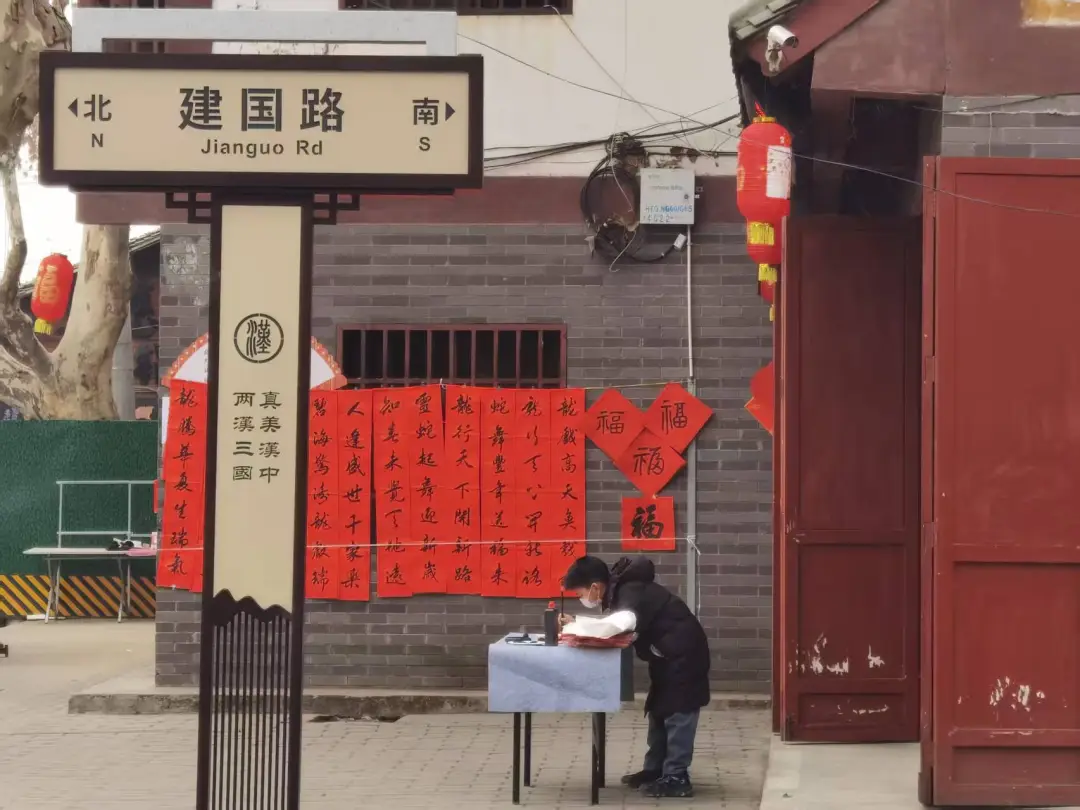 “上新活動(dòng)”進(jìn)行中！漢臺(tái)城市路名牌改頭換面