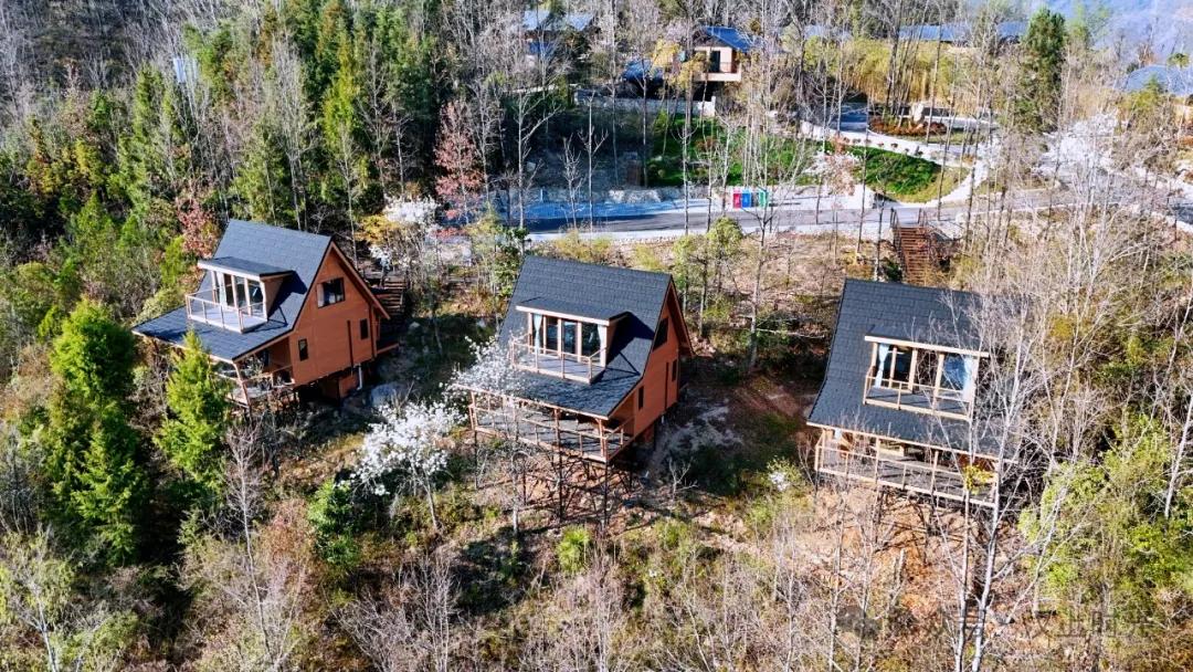 看巴山云海，住獨棟小院。走進鎮(zhèn)巴歡喜山，把自己住在風景里。