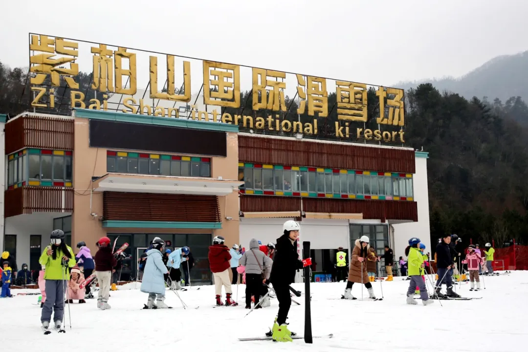 滑雪、戲雪、賞民俗！留壩景區(qū)“上才藝”