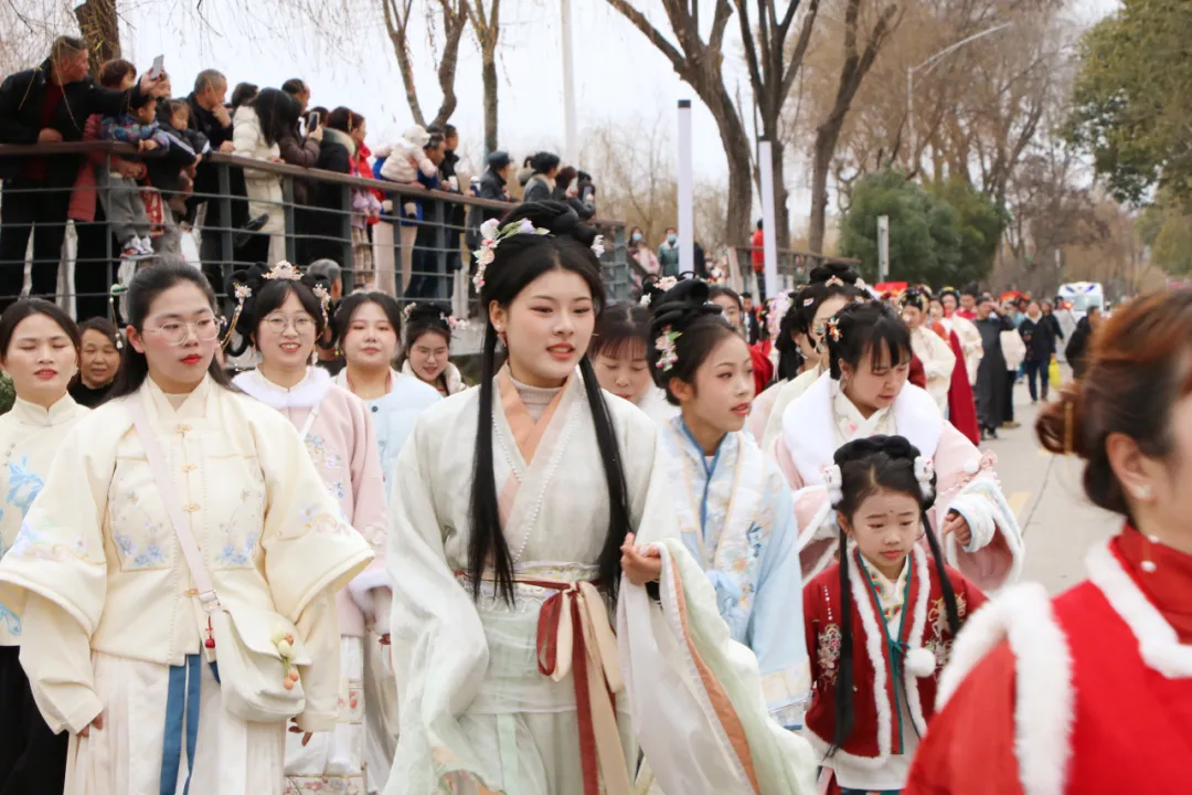 我們的節(jié)日·歡樂(lè)中國(guó)年丨西鄉(xiāng)：漢服巡游！太！驚！艷！