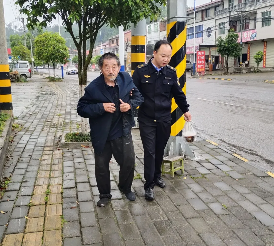 暖心︱八旬老人迷路，公路人幫助回家